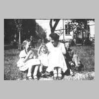 109-0005 Frau Schroeder mit den Kindern im Garten. Rechts Ulrich, Frau Schroeder, Hannelore und Rosemarie im Jahre 1933.jpg
